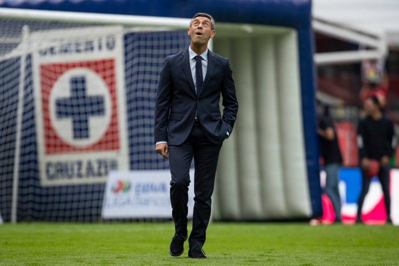 Pedro Caixinha durante un partido de Cruz Azul