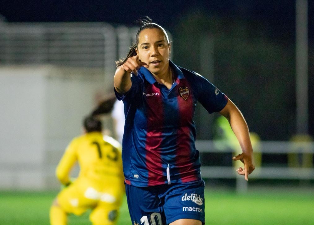 Charlyn festeja un gol con el Levante