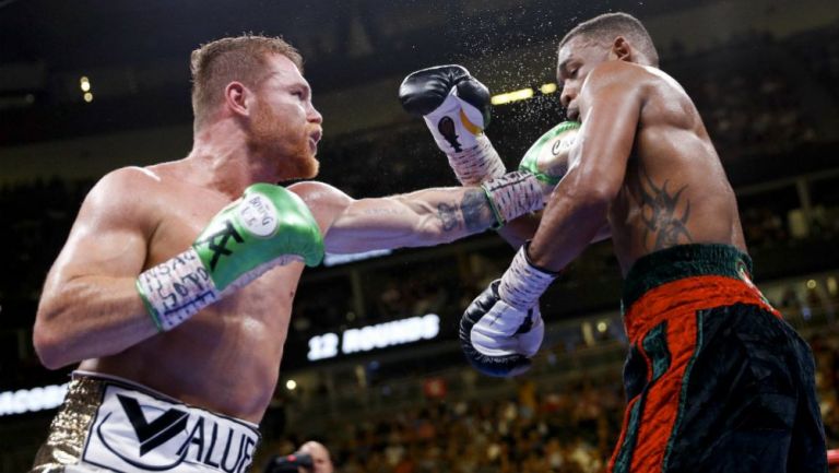 Álvarez y Jacobs, durante la pelea en Las Vegas