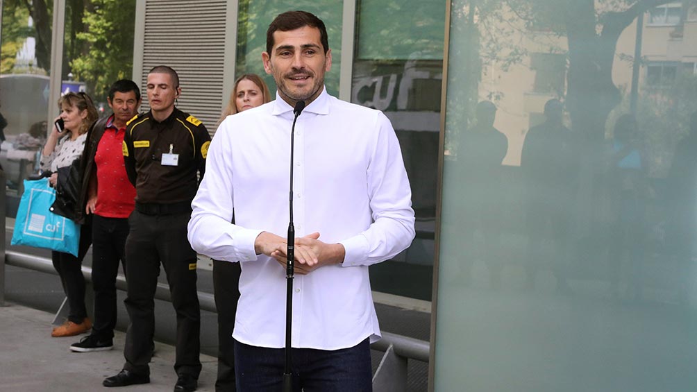 Iker Casillas a su salida del hospital