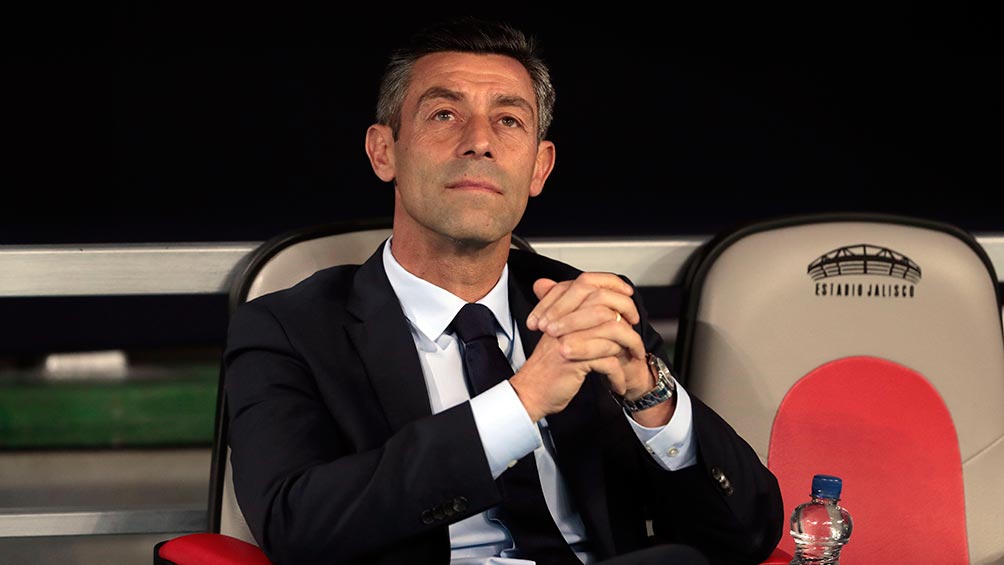 Pedro Caixinha en la banca previo a un partido