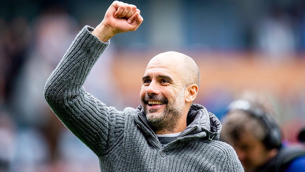 Pep Guardiola dirigiendo un partido del Man. City