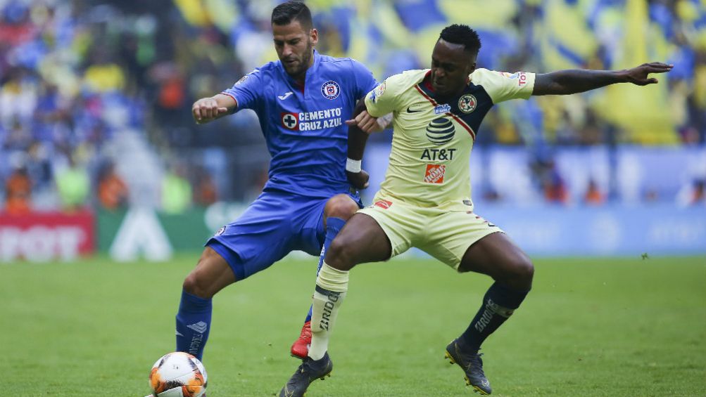 Mendez e Ibarra disputan un balón en el Clásico Joven del C2019