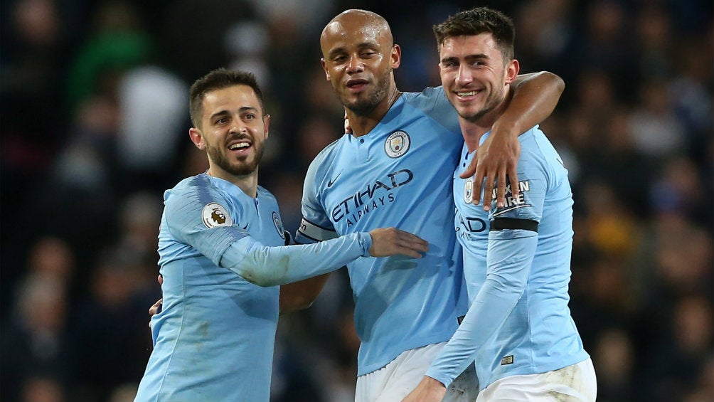 Jugadores del Manchster City festejan el gol de Kompany