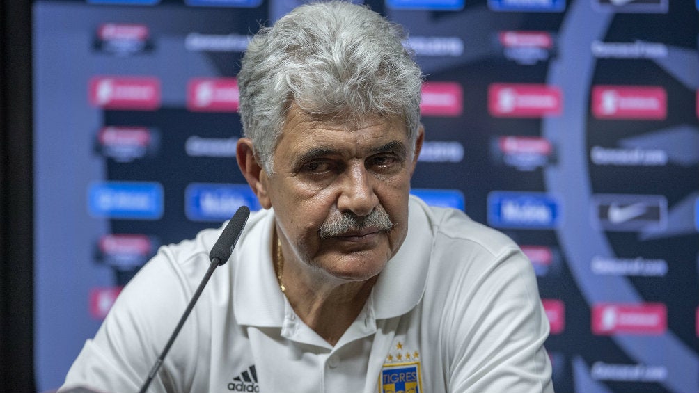 Ricardo Ferretti durante una conferencia de prensa