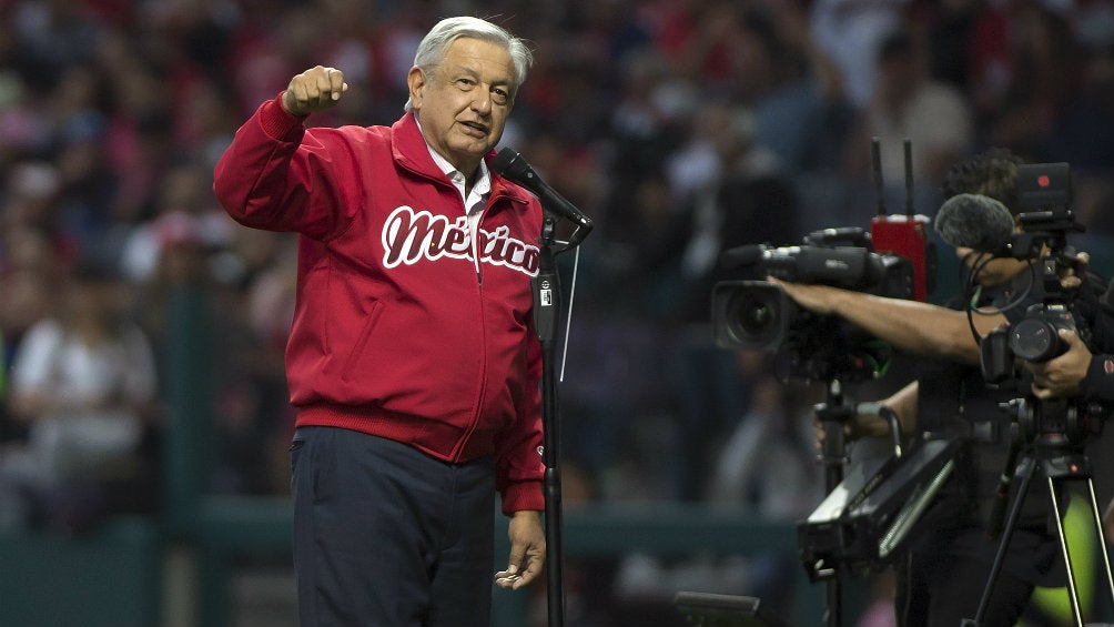 Andrés Manuel López Obrador en la inauguración del estadio de los Diablos Rojos