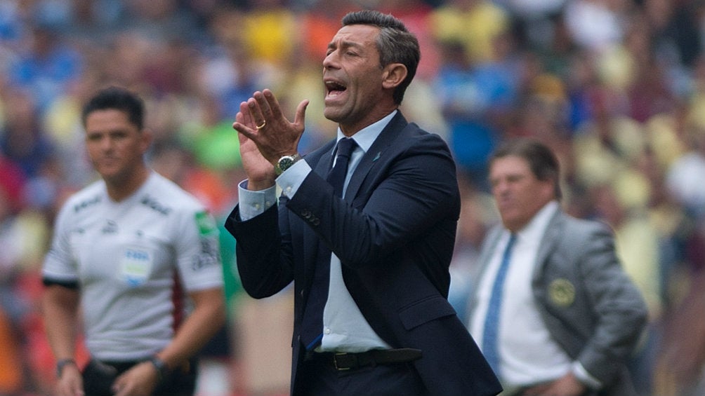 Pedro Caixinha, le exige a sus jugadores en un duelo