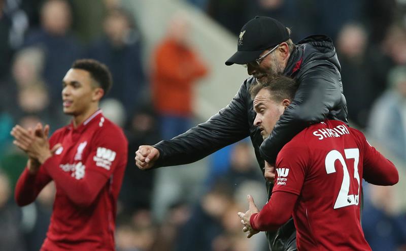 Klopp abraza a Shaqiri en un juego del Liverpool