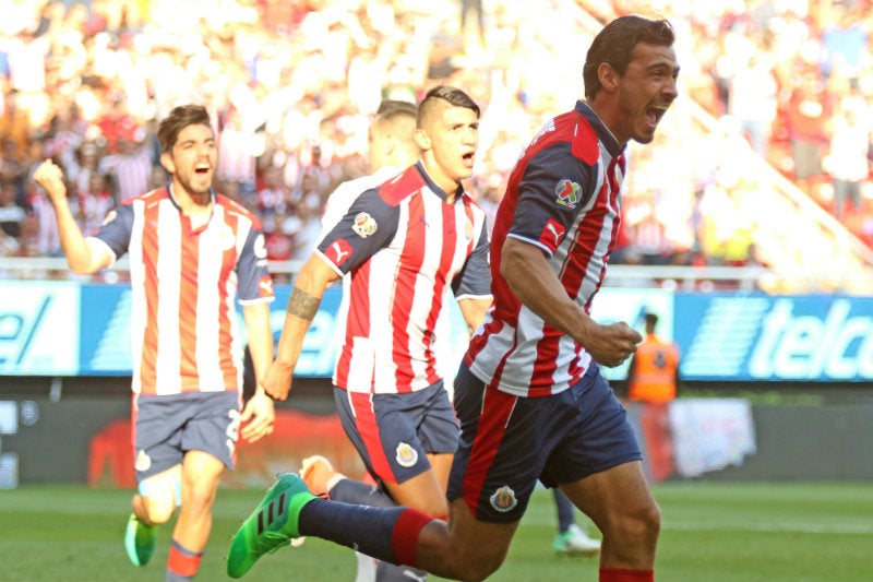 Oswaldo Alanís festeja un gol con Chivas