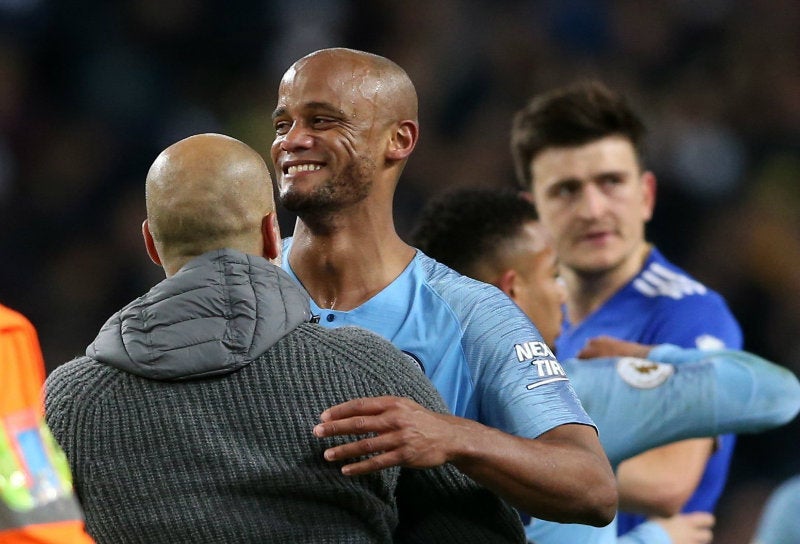 Guardiola y Vincent Kompany se abrazan