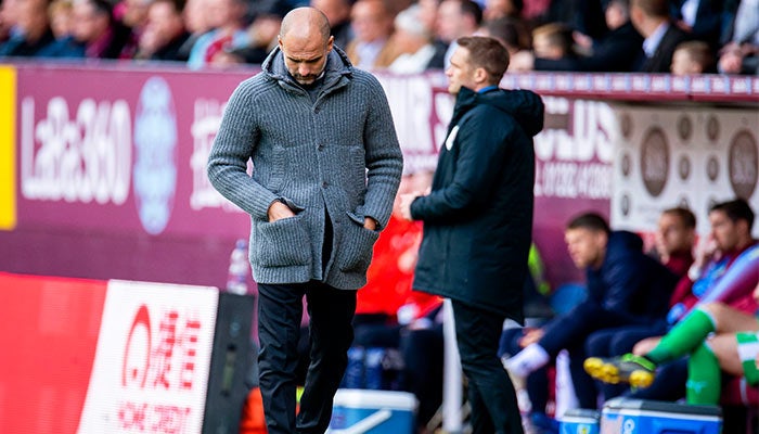 Pep Guardiola dirigiendo un partido del Man. City