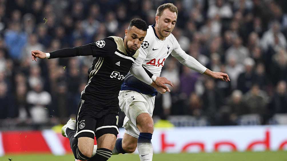 Noussair Mazraoui disputa el balón en el partido contra Tottenham