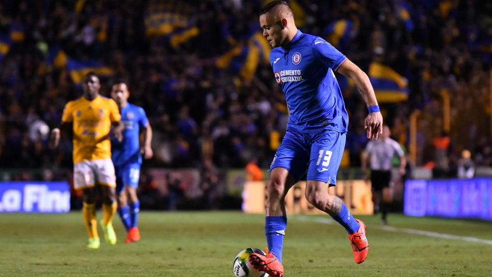 Jonathan Rodríguez en partido con Cruz Azul 