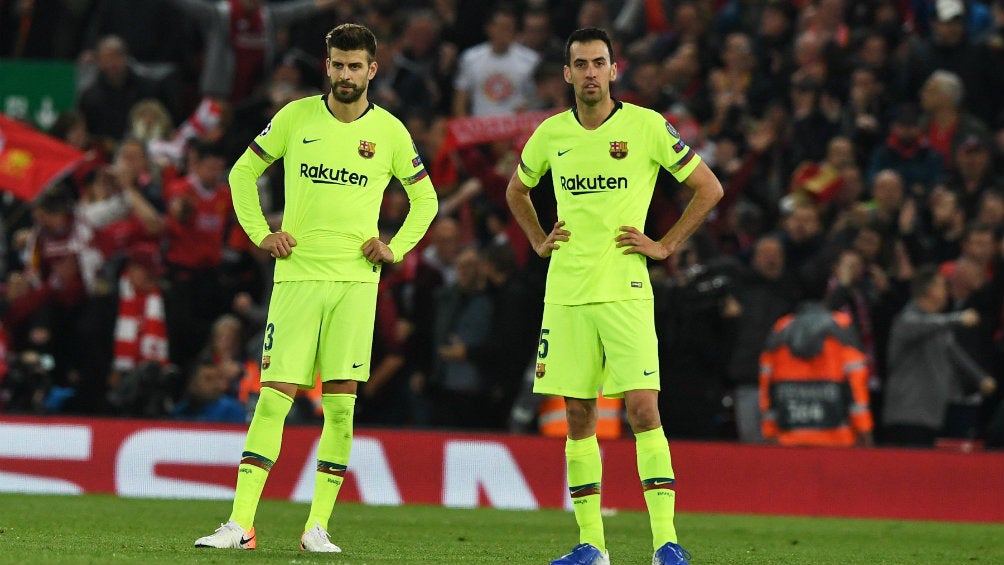 Piqué y Busquets tras la eliminación del Barcelona