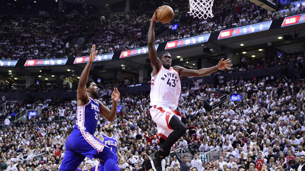 Pascal Siakam a punto de clavar el balón