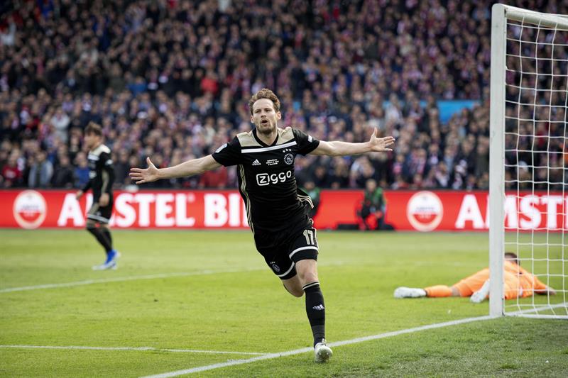 Daley Blind festeja un gol con el Ajax