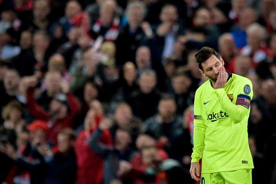 Messi se lamenta en juego contra Liverpool