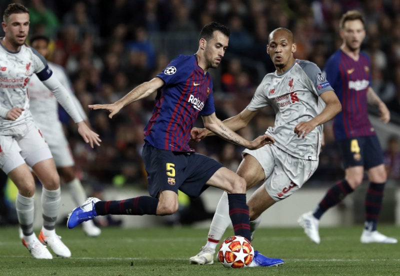 Busquets y Fabinho disputan un balón en la Ida