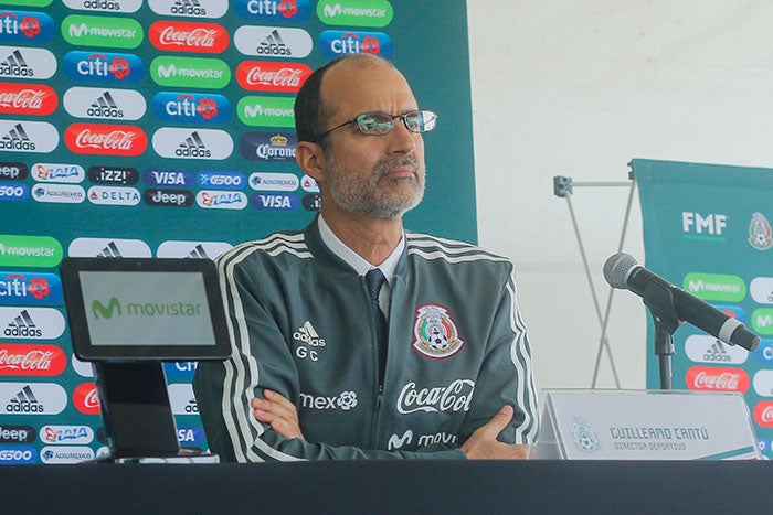 El directivo en una conferencia de prensa