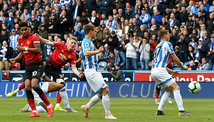 Jugadores del Man United y del Huddersfield durante el partido 