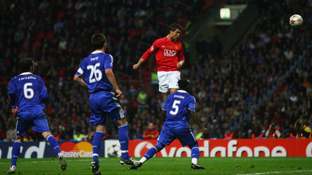 Cristiano Ronaldo remata para abrir el marcador en Final de Champions en 2008