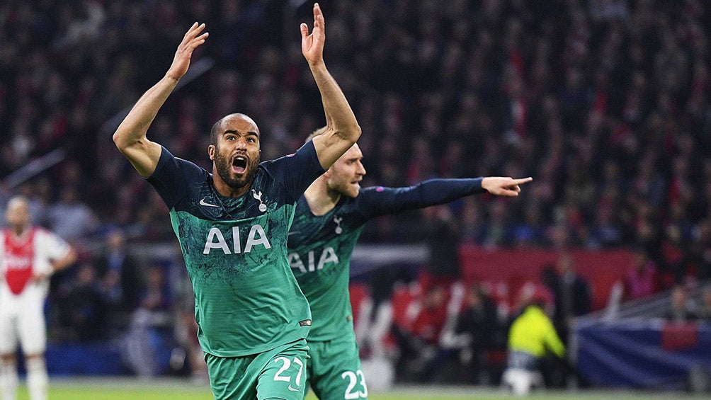 Lucas Moura festeja su triplete con Tottenham