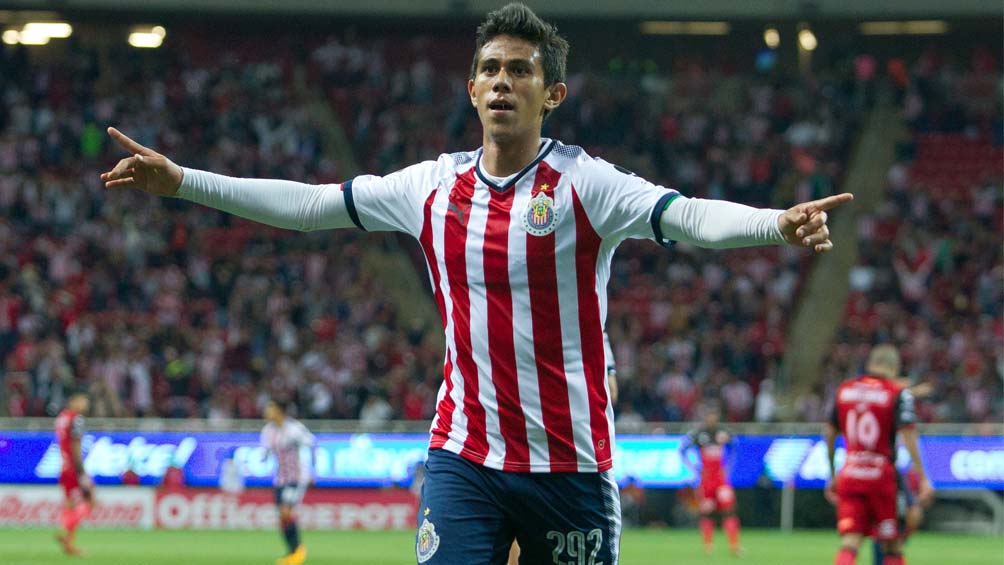 José Juan Macías festeja gol con Chivas