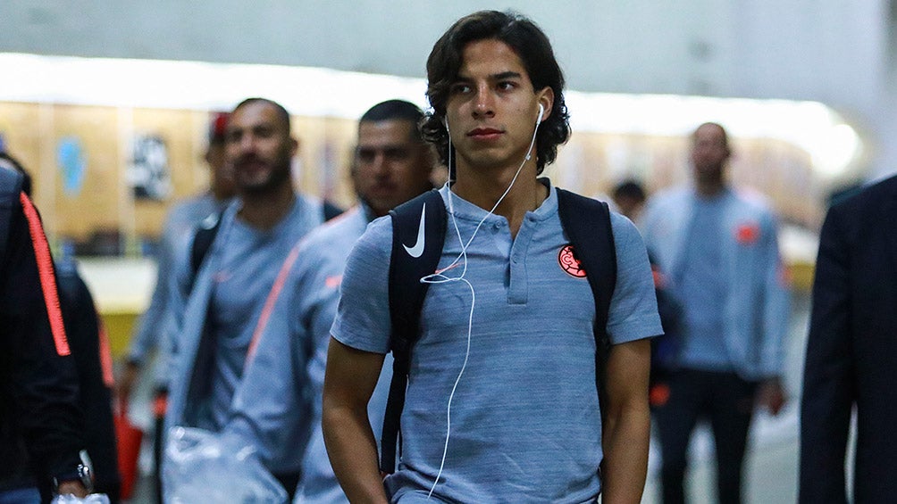 Diego Lainez llega a un partido con América