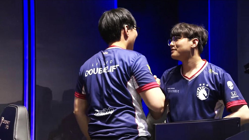 Los jugadores de Team Liquid celebran tras ganar contra Phong Vu Buffalo