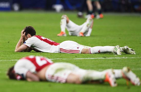 Jugadores del Ajax, abatidos tras ser eliminados de Champions 