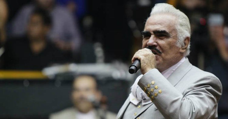 Vicente Fernández, durnate una de sus presentaciones