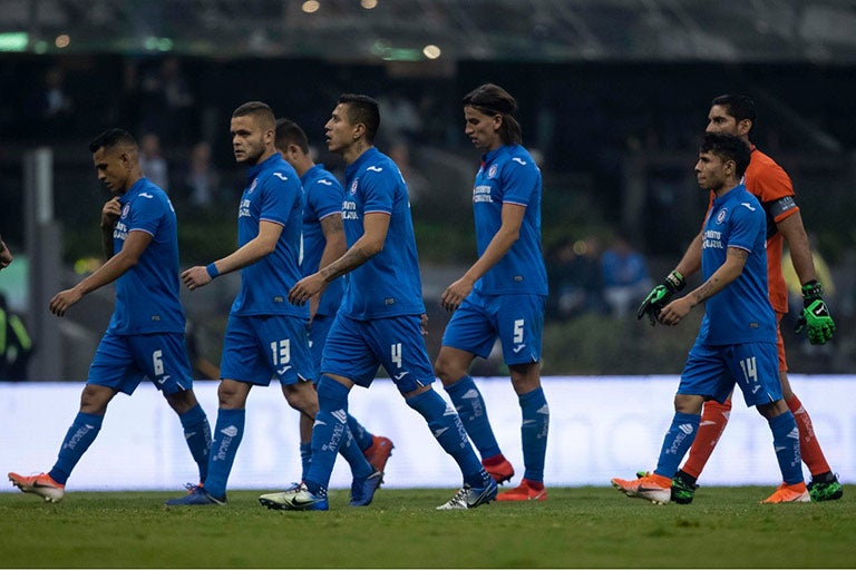 Jugadores del Cruz Azul, cabizbajos tras la derrota