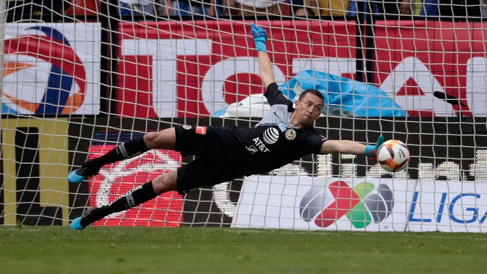 Agustín Marchesín ataja un tiro en el duelo contra Cruz Azul