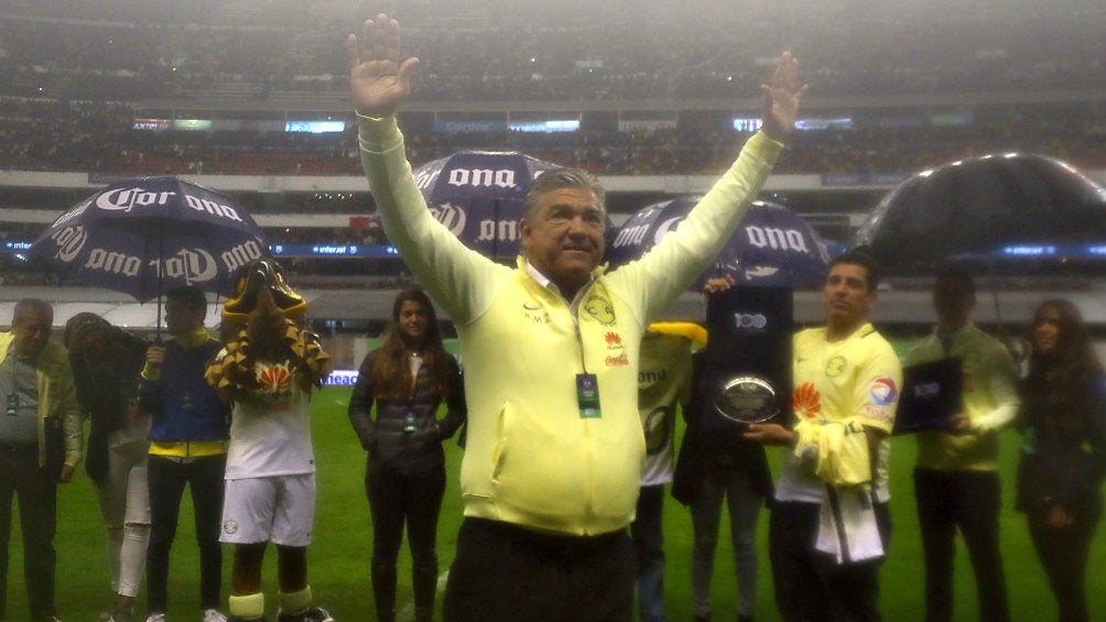 Zelada durante el homenaje a las leyenda del América