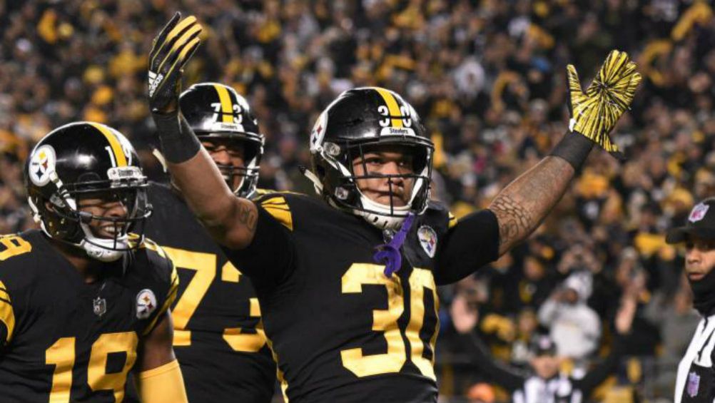 James Conner celebra touchdown 