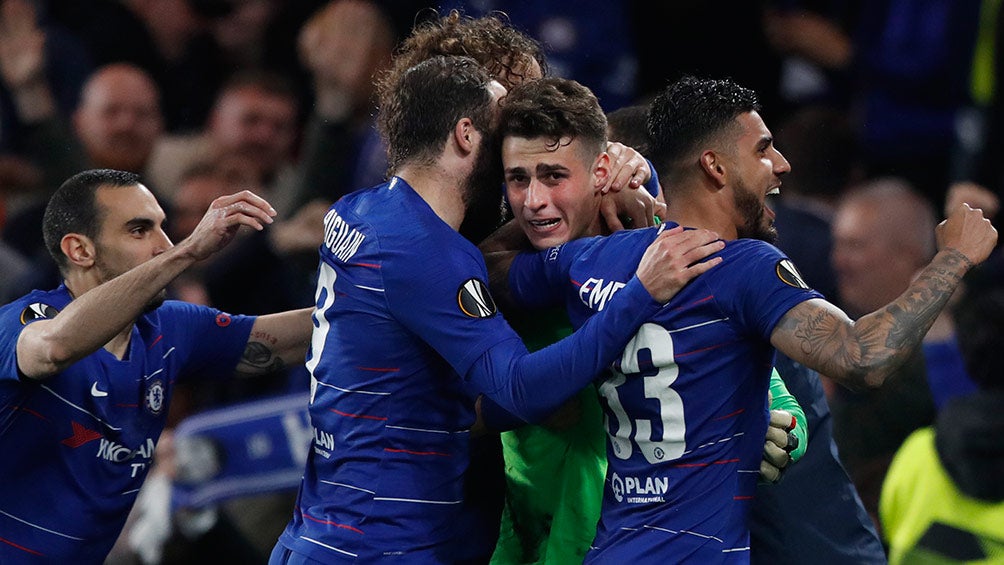 Los jugadores del Chelsea abrazan a Kepa tras ganar la tanda de penaltis