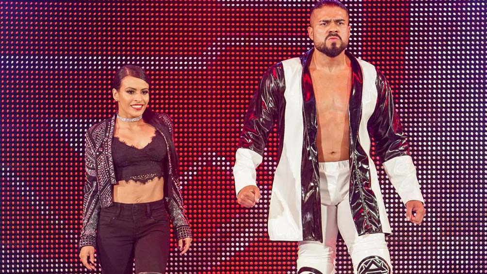 Andrade hace su entrada al ring con Zelina Vega