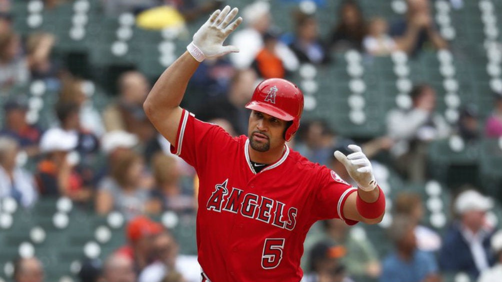 Pujols suelta el bate tras conectar un jonrón solitario ante Detroit