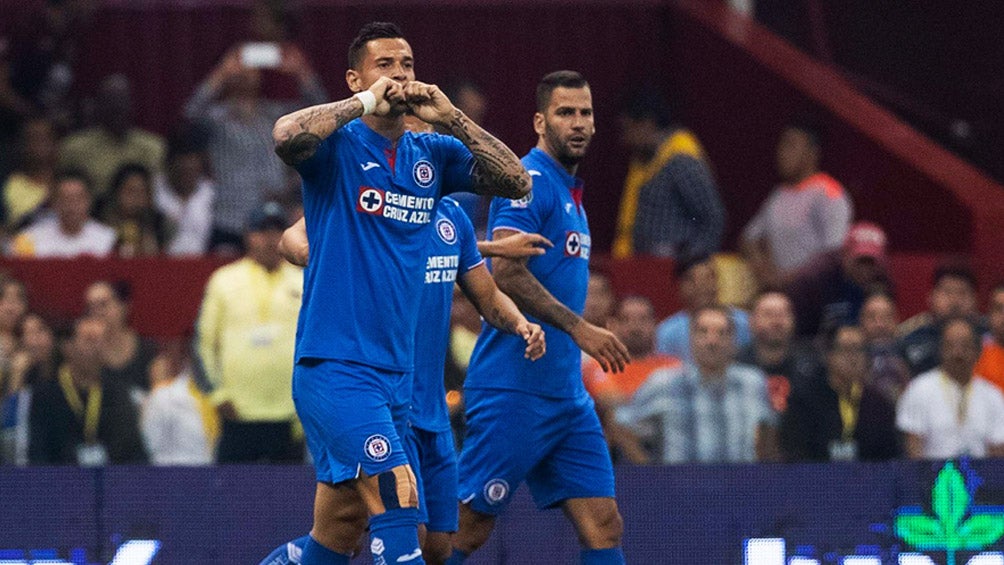 Milton Caraglio celebra tras marcar gol contra América