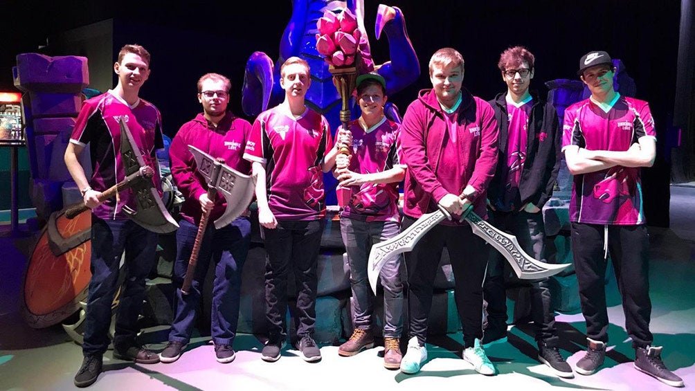 Vamir (primero de la derecha), junto a los jugadores de Unicorns of Love