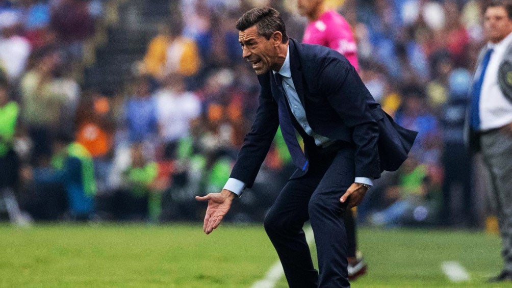 Pedro Caixinha, reclamando en el partido contra América