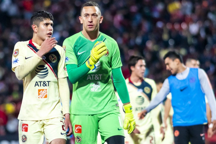 Carlos Vargas habla con Marchesín al término del juego vs Tijuana