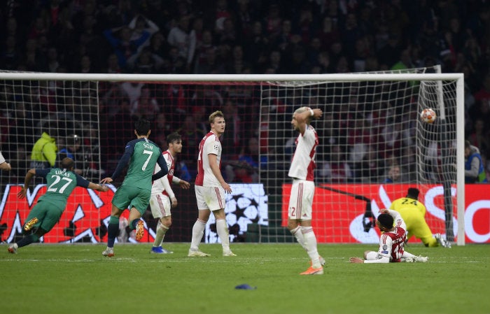 Momento en que Moura anota el último gol del encuentro