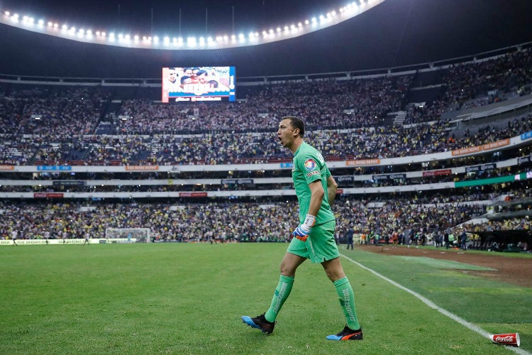 Agustín Marchesín festaja triunfo de las Águilas en el Azteca