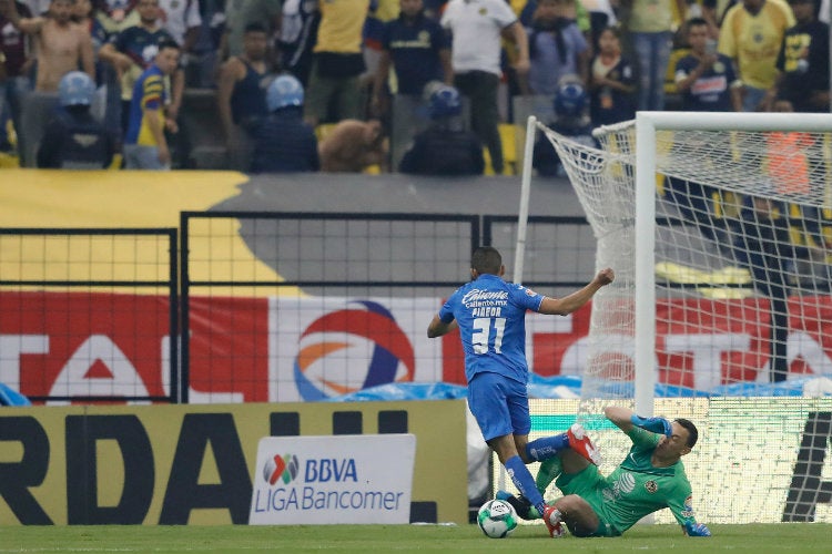 Agustín Marchesín sale y choca con Orbelín Pineda