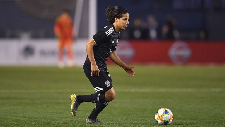 Diego Lainez durante un partido con el Tri