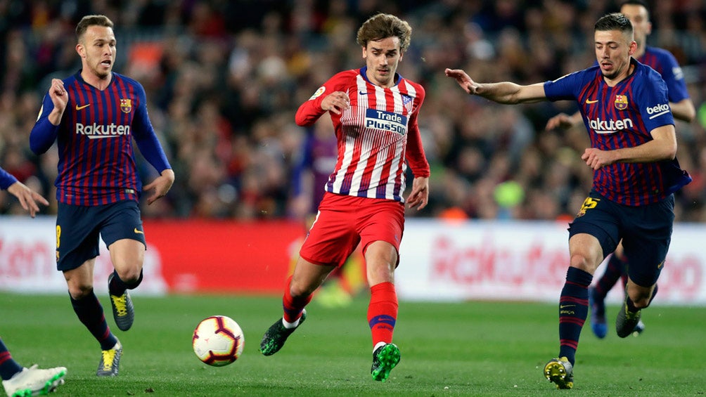 Griezmann pelea un balón en un duelo ante el Barça