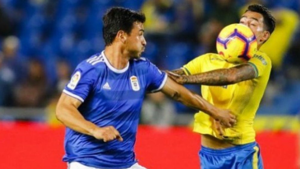 Oswaldo Alanis disputa un balón en un juego con el Real Oviedo