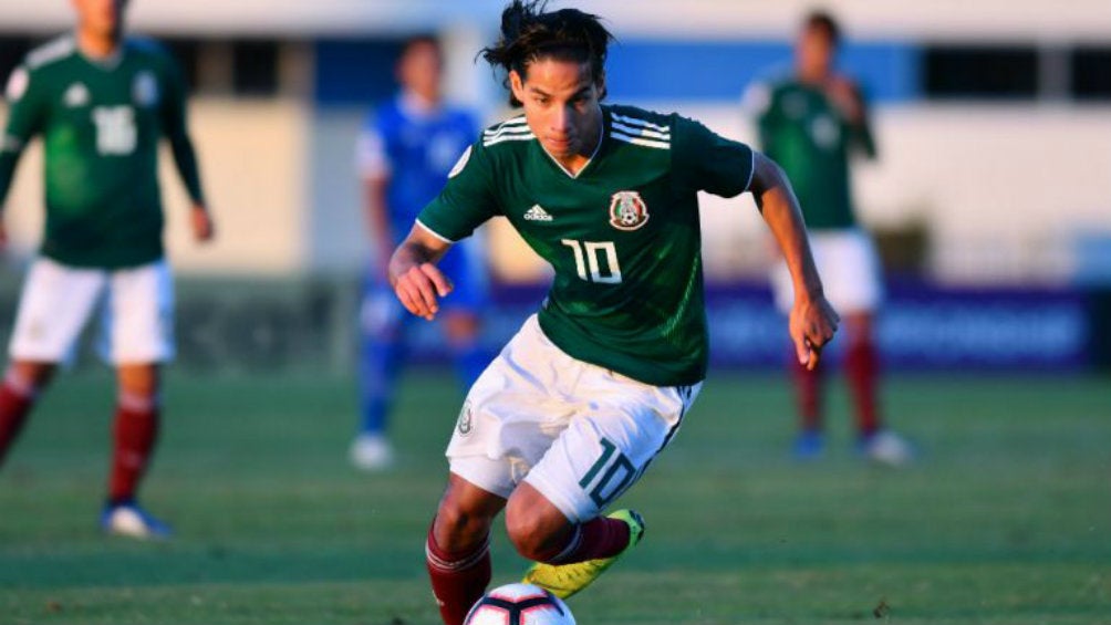 Diego Lainez conduce un balón en el Premundial de la Sub 20 