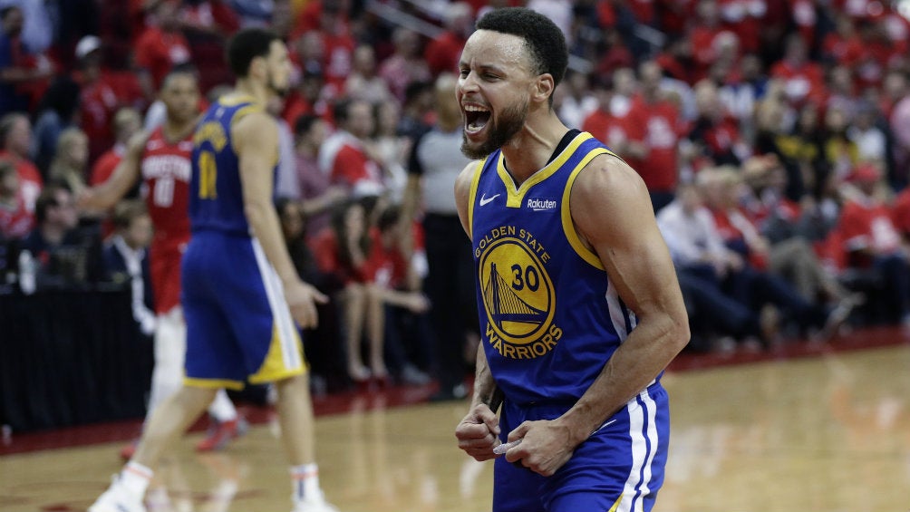 Stephen Curry festeja una anotación